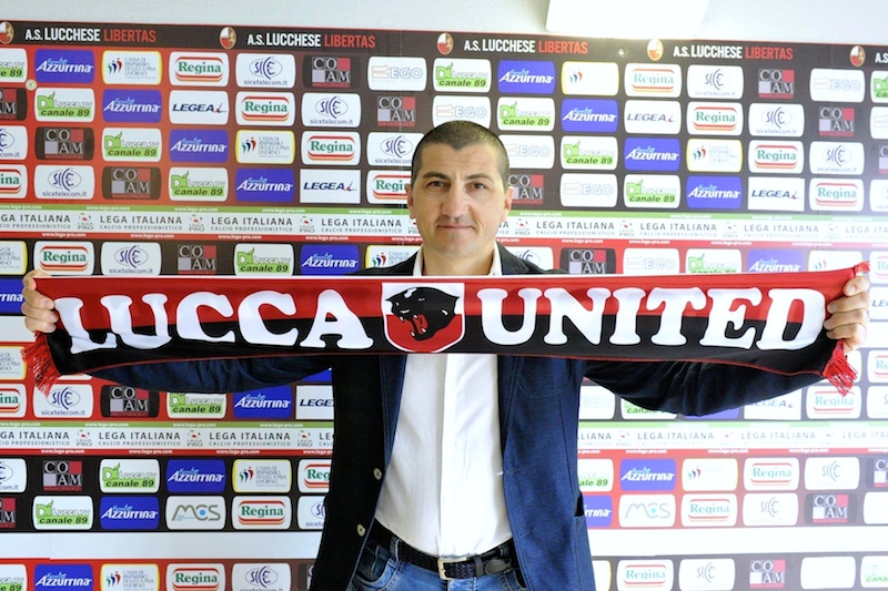 il Ds Obbedio con la sciarpa del trust Lucca United